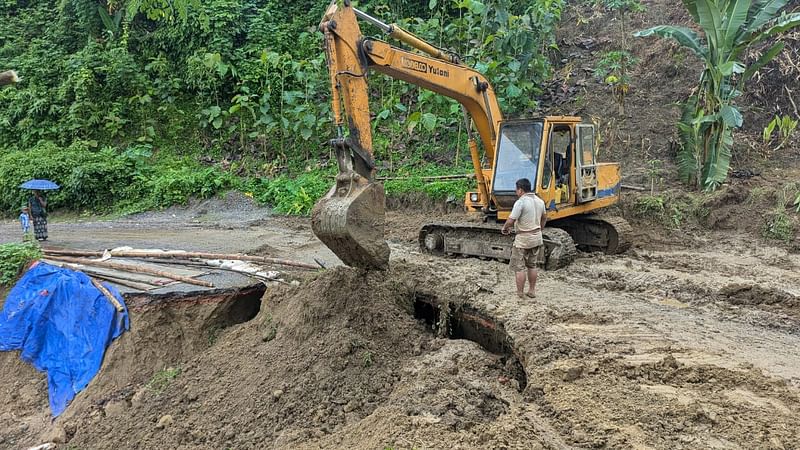 রাঙামাটির ঘাগড়া-কাপ্তাই সড়কের কুকিমারা বিজিবি ক্যাম্পের পাশের সড়কে পাহাড় ধসের মাটি সরানোর কাজ চলছে। আজ দুপুর একটায়